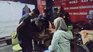 Seorang wanita bernama Putri ketika curhat ke Damkar Kota Pekalongan usai menjadi korban penipuan 