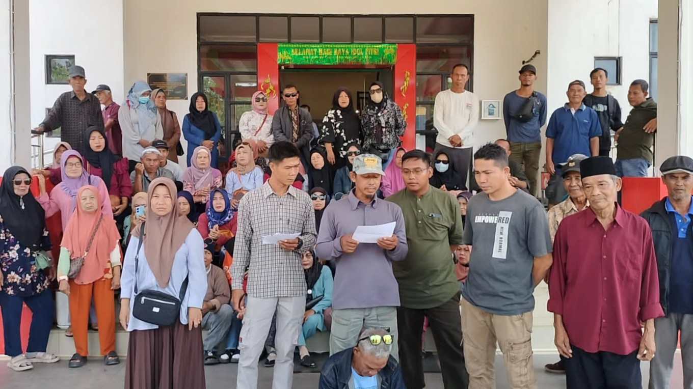 Warga Desa Pusaka, Kecamatan Tebas, mendatangi Kantor Inspektorat Kabupaten Sambas pada Jumat, 11 April 2025, untuk melaporkan dugaan perselingkuhan Kades dan Sekdes