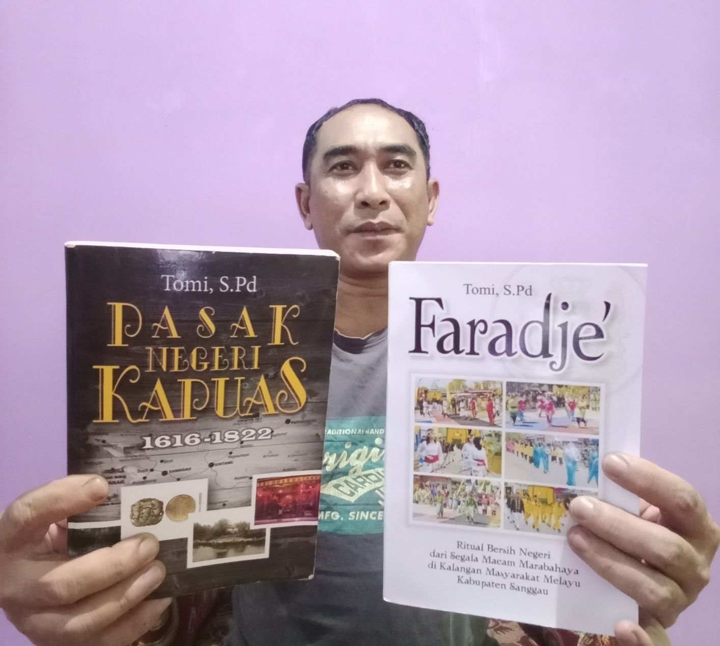 Tomi, S.Pd.,M.E., Penulis dari Kabupaten Sanggau, yang menulis buku Pasak Negeri Kapuas 1616-1822 dan Faradje’, yang diterbitkan oleh Feliz Books. Namun tidak mendapatkan kontrak penerbitan dan tidak dibayarkan Hak Royaltinya