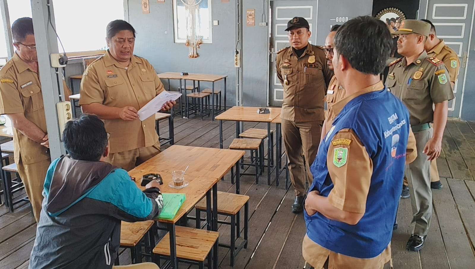Tim gabungan BKPSDM, Inspektorat dan Sat Pol PP saat menggelar razia ASN dan Tekon di sejumlah warkop di Kota Sanggau