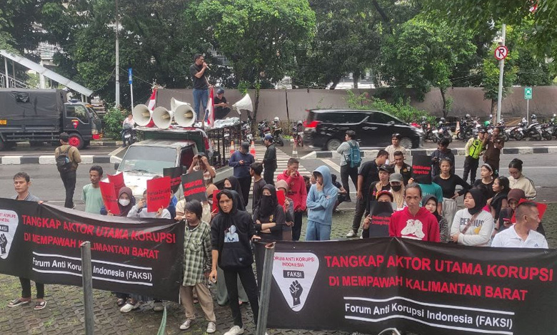 Forum Anti Korupsi Indonesia (FAKSI) menggelar aksi mendukung KPK untuk menangkap aktor utama korupsi di Kabupaten Mempawah, Kalbar.