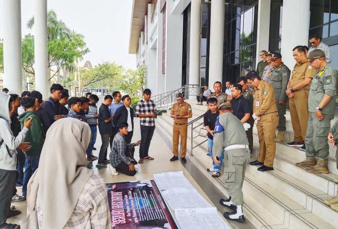 Aksi Unjuk Rasa dari Aliansi Masyarakat Peduli Kalbar terkait Persoalan PT Bank Pembangunan Daerah Kalimantan Barat di Kantor Gubernur Kalimantan Barat, Jalan Jenderal Ahmad Yani, Kota Pontianak, Selasa 1 Juli 2025.
