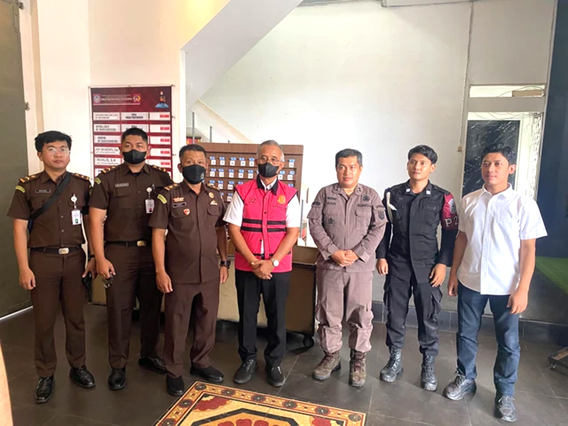 Mantan Penjabat Wali Kota Singkawang yang saat ini menjabat Sekretaris Daerah Singkawang Sumastro ditahan Kejari Singkawang dan dititipkan di Lapas Kelas II B Singkawang, , Kamis (10/7/2025).