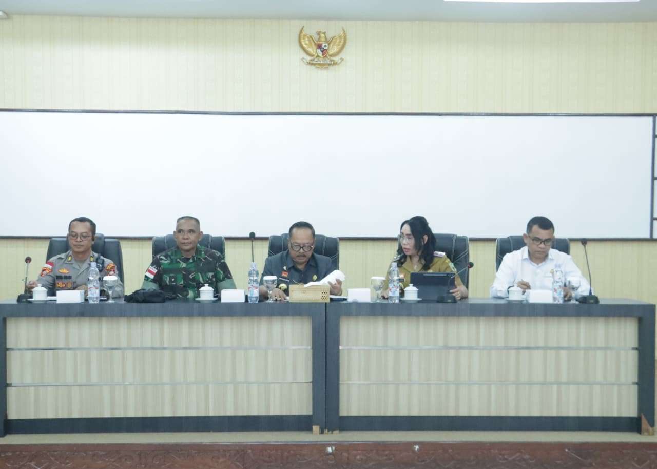 Bupati Sanggau, Yohanes Ontot memimpin rapat persiapan pameran pembangunan memeriahkan HUT ke-80 RI