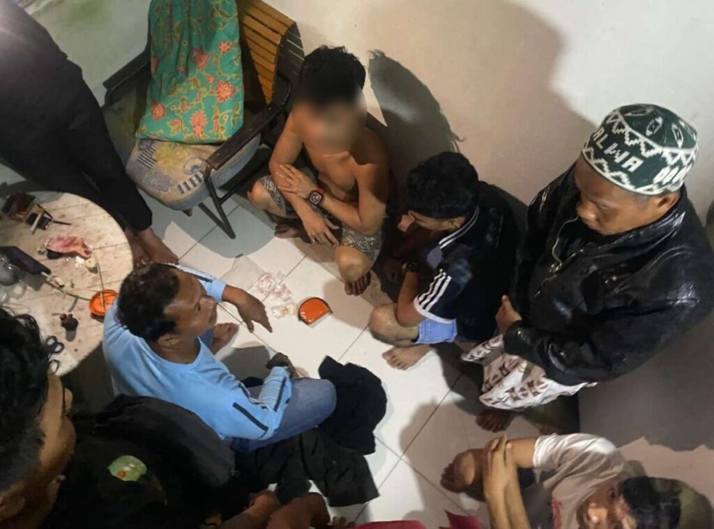 Pria berinisial MH (29) ditangkap Polsek Sekayam dengan barang bukti 37 paket sabu siap edar dalam penggerebekan di Desa Balai Karangan, Kecamatan Sekayam, pada Jumat malam, 5 September 2025.