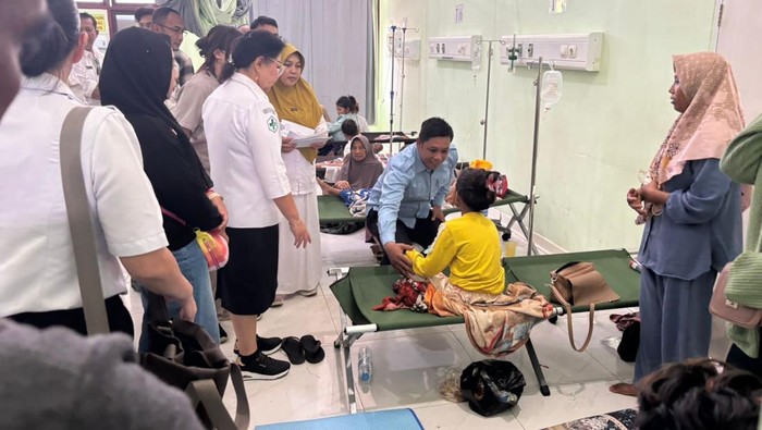 24 siswa dan seorang guru SDN 12 Benua Kayong Ketapang, Kalimantan Barat, keracunan makanan program Makan Bergizi Gratis (MBG). Diduga berasal dari menu ikan hiu yang direkomendasikan ahli gizi di dapur SPPG.