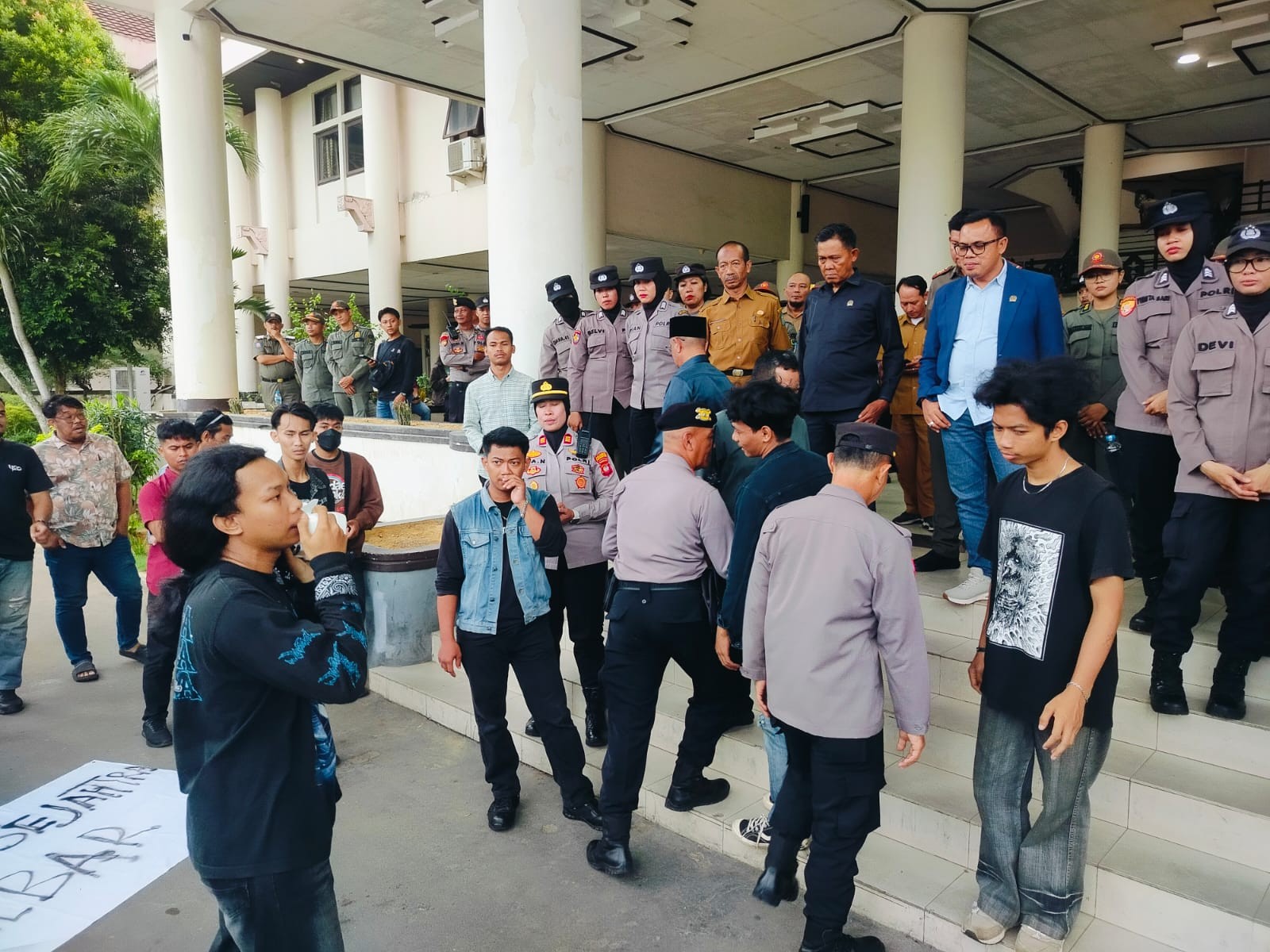 Aliansi Organisasi Mahasiswa Daerah (Ormada) se-Kalimantan Barat menggelar aksi damai di Kota Pontianak, pada Selasa, 7 Oktober 2025. menolak rencana pemangkasan Transfer ke Daerah (TKD).