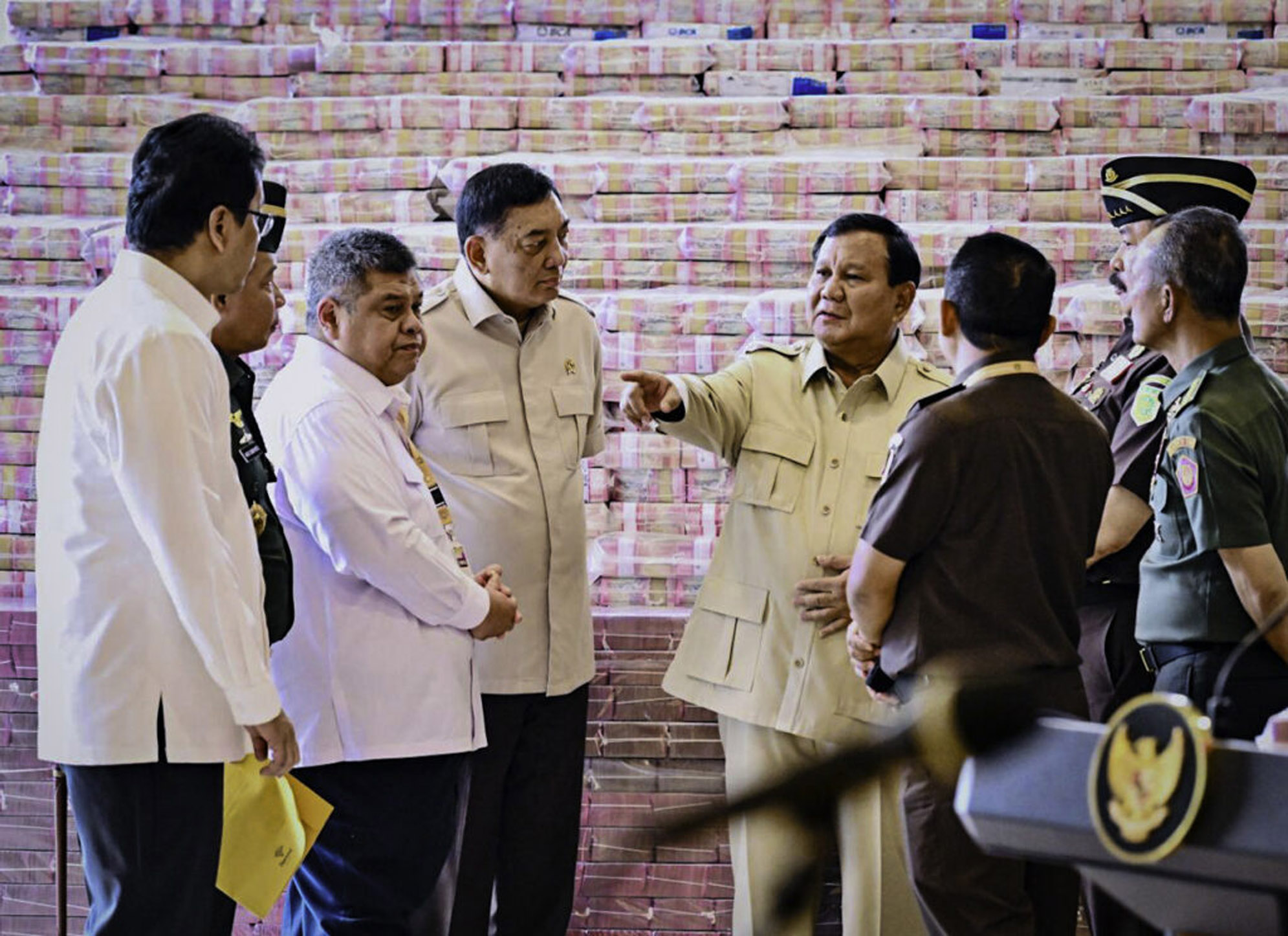Presiden Prabowo Subianto menyaksikan secara langsung penyerahan uang pengganti kerugian negara sebesar Rp13.255.244.538.149,00 dalam perkara tindak pidana korupsi pemberian fasilitas ekspor Crude Palm Oil (CPO) dan turunannya, dari Kejaksaan Agung kepada Kementerian Keuangan di Gedung Utama Kompleks Kejaksaan Agung RI, Jakarta, pada Senin, 20 Oktober 2025.
