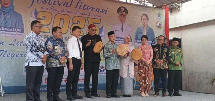 Pembukaan Festival Literasi dan Pengukuhan Bunda Literasi 2025, Kamis, 20 November 2025, di halaman Kantor Dinas Perpustakaan dan Kearsipan Provinsi Kalbar.