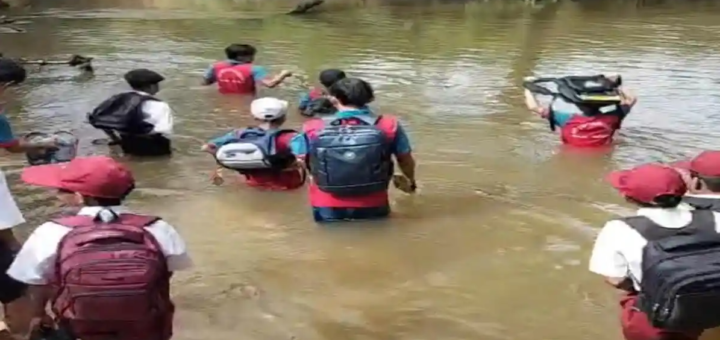 Warga Dusun Tikalong, Desa Ansiap, Kecamatan Sadaniang, Kabupaten Mempawah, mengeluhkan kondisi jembatan penghubung yang semakin mengkhawatirkan.