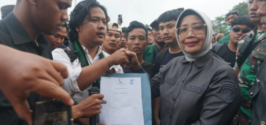 Bupati Mempawah, Erlina, tanda tangani tuntutan Aliansi Mahasiswa dan Masyarakat Bersatu.