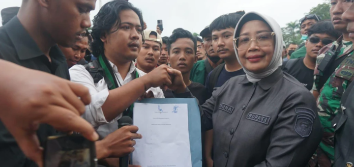 Bupati Mempawah, Erlina, tanda tangani tuntutan Aliansi Mahasiswa dan Masyarakat Bersatu.